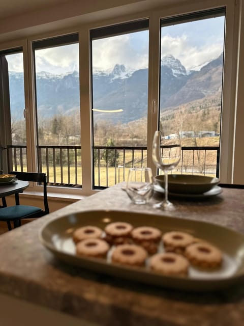 Natural landscape, View (from property/room), Balcony/Terrace, Dining area, Mountain view