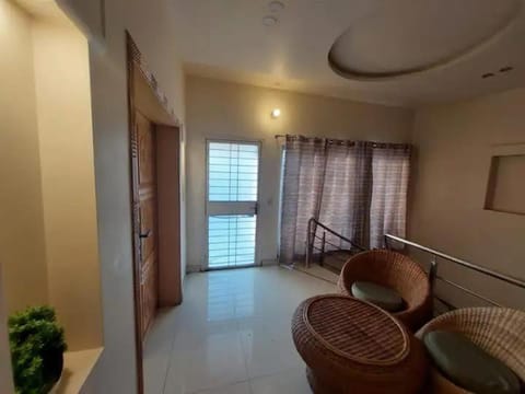 5 Bedrooms furnished separate upper portion house in DHA Phase 4, Lahore Maison in Lahore