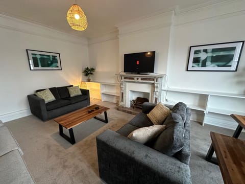 Communal lounge/ TV room, TV and multimedia, Living room, Seating area, Evening entertainment