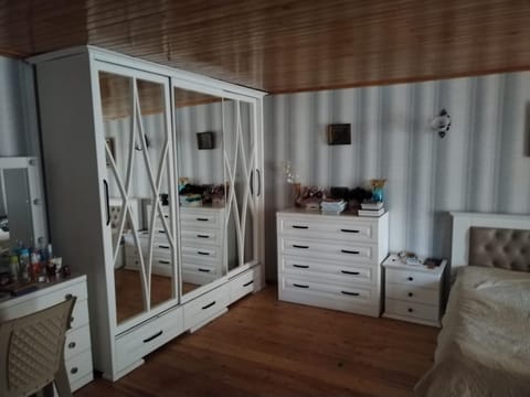 Photo of the whole room, Bedroom, wardrobe