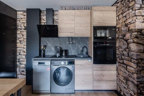 Kitchen or kitchenette, washing machine