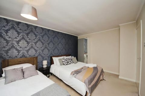 Beautiful home close to town Free Netflix, Wifi House in Solihull