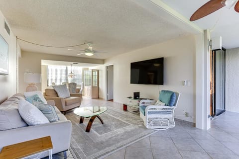 Comfortable Jensen Beach Condo with Pool View! Apartment in Hutchinson Island