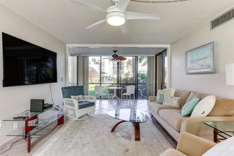 Comfortable Jensen Beach Condo with Pool View! Apartment in Hutchinson Island