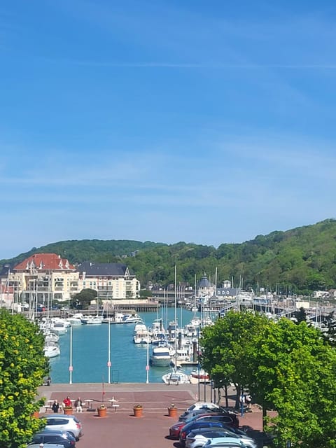 Property building, Nearby landmark, Neighbourhood, Sea view, Location, Parking