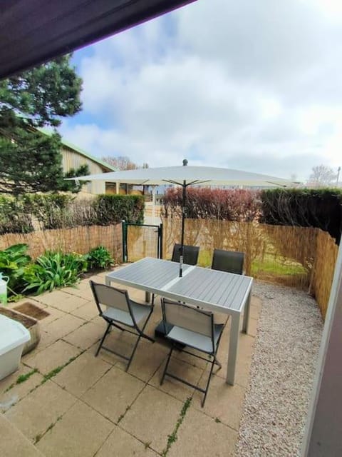 Appt RdC terrasse, 300m plage. Apartment in Courseulles-sur-Mer