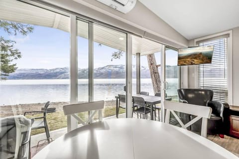 Family-friendly Cottage with amazing views Haus in West Kelowna
