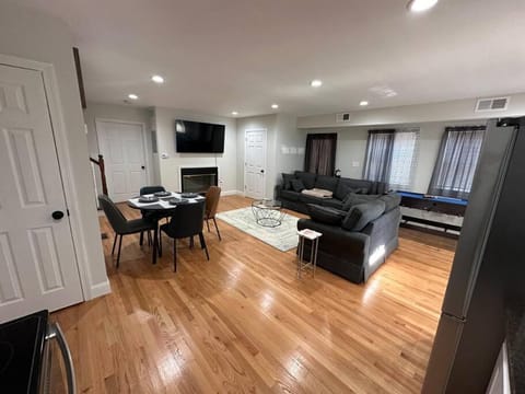 Modern Luxury Home With Fireplace & Game-Room Eigentumswohnung in Brockton