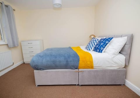 Beautiful 4-Bedroom Home with Netflix & Parking Wohnung in Corby