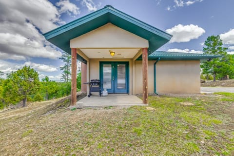 Cozy Alto Cabin with Grill and Mtn Views 2 Mi to Lake Haus in Alto