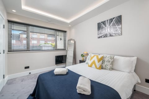 Skyvillion -COZY & AMAZING King 1Bed Apartment in London Cockfosters Mins to Tube Apartment in Enfield