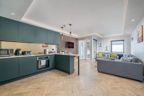 Skyvillion -COZY & AMAZING King 1Bed Apartment in London Cockfosters Mins to Tube Apartment in Enfield