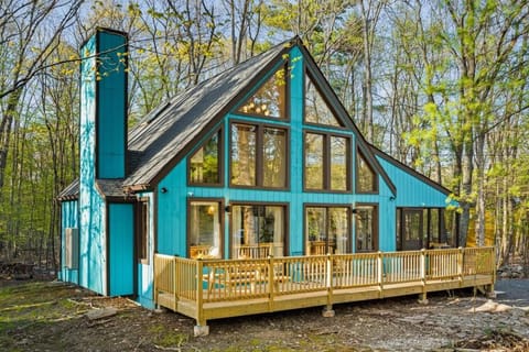 The Blue Forest Chalet - Kayak, Hike, Hot Tub Chalet in Stroud Township