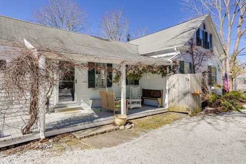 Pocasset Home with Fire Pit and Porch Walk to Beach! Casa in Pocasset