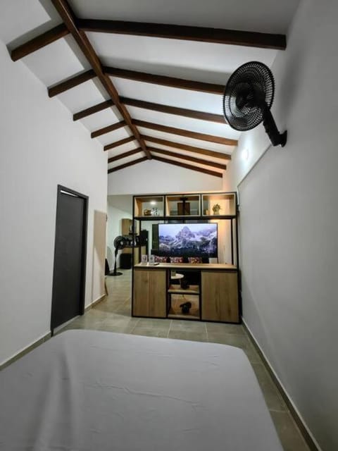 Bed, TV and multimedia, Photo of the whole room, Bedroom, fireplace