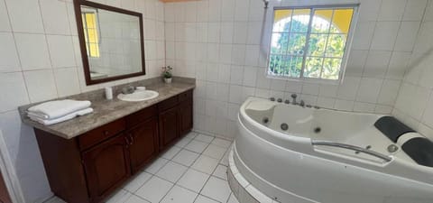 Garden/ Sky View Apt /10mins from airport Condo in Montego Bay