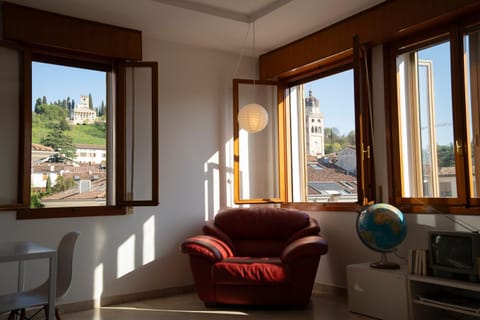 View (from property/room), Living room, Seating area, Dining area, City view, Landmark view