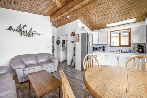 Cozy Cottage by the Lakeshore #4 House in West Kelowna