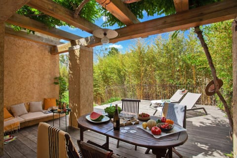 Patio, Spring, Day, Garden, Balcony/Terrace, Living room, Food and drinks, Seating area, Dining area, Food, Garden view