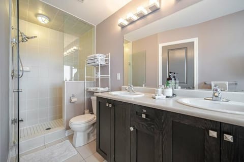 Luxurious Town Home in Bolton w. Hotub House in Vaughan