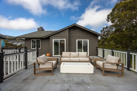 Seaside Haven Modern Retreat with Breathtaking Views and Beachside Charm Casa in Half Moon Bay