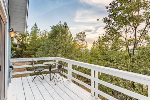 Classic AFrame - Fireplace - GameRoom - 2 Decks View House in Lake Arrowhead