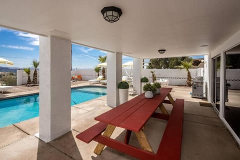 Bella Cactus - Palm Springs Vibes Pool & Spa House in Lake Havasu City