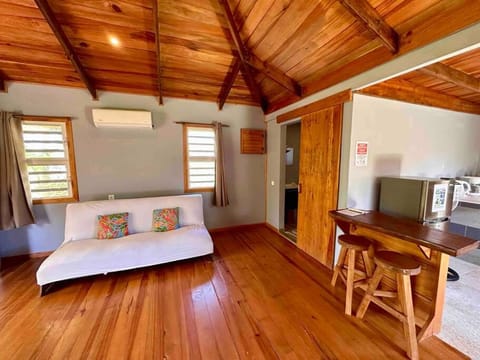 Fare Tau - accès direct plage blanc privée House in Moorea-Maiao