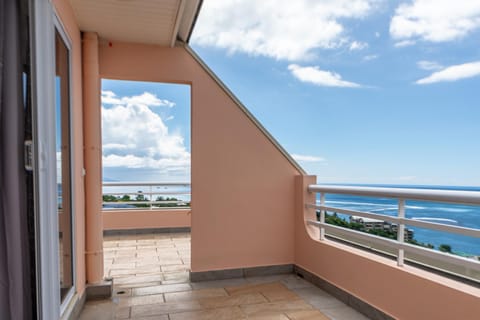 Iriatai Deluxe Apartment with View & Pool Condo in Pape'ete