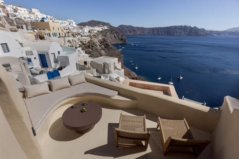 Property building, Nearby landmark, Day, Natural landscape, View (from property/room), Balcony/Terrace, Seating area, Sea view