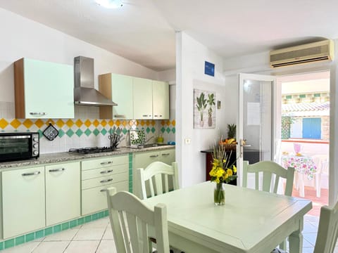 Kitchen or kitchenette, Dining area, pet friendly, stove, air conditioner