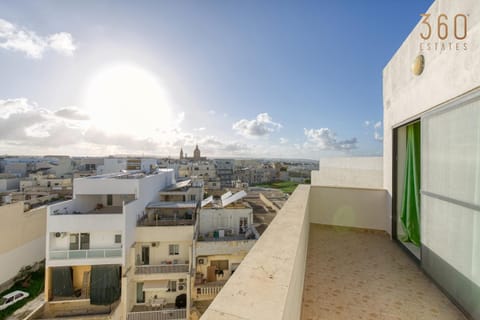 Beautiful PENT with terrace & spectacular views by 360 Estates Condominio in Malta