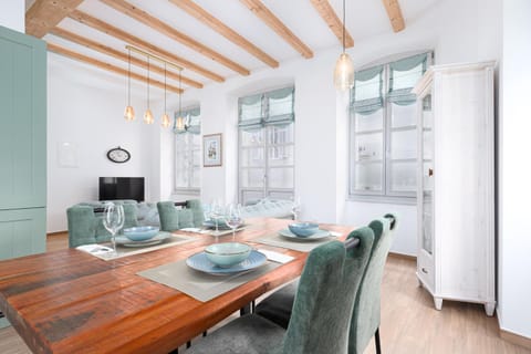 Seating area, Dining area