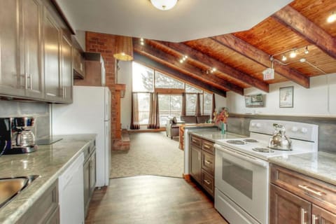 8 Bedroom Spacious Chalet, Private Beach Access, Hot Tub, BBQ, Perfect for Large Groups at Blue Mountain, Petfriendly Chalet in Grey Highlands