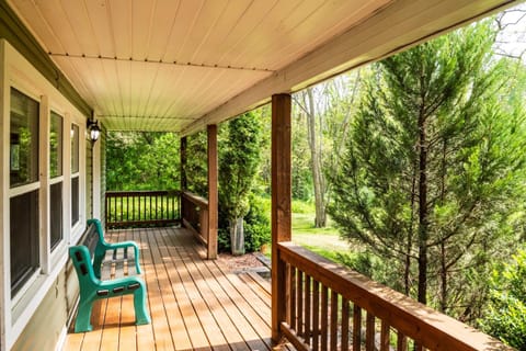 Very Private Cottage, Outdoor Hot Tub, BBQ, Petfriendly, 10 acres of Privacy! Chalet in Collingwood