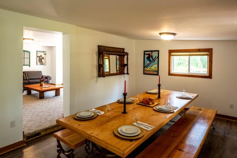 6 Bedroom Cottage at Tyrolean Blue Mountain Chalet in Collingwood