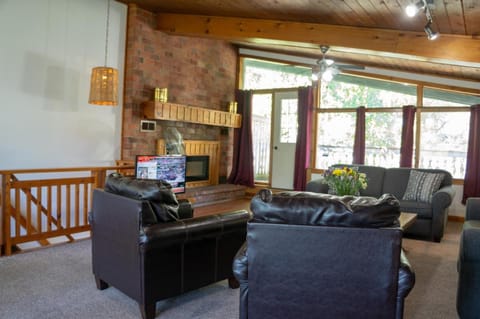 4 Bedroom Chalet at Tyrolean at Blue Mountain Chalet in Grey Highlands