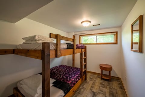 Bedroom, bunk bed