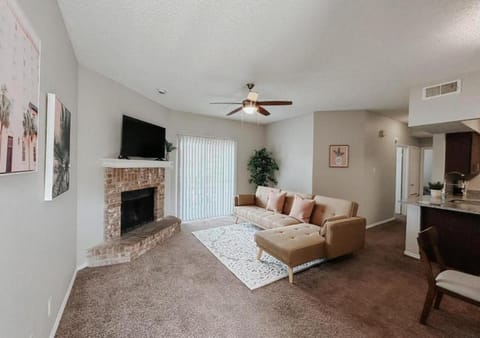 TV and multimedia, Living room, Photo of the whole room, Seating area, fireplace