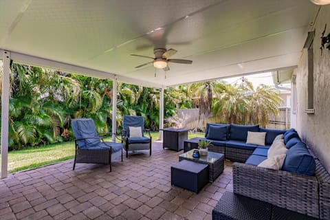 AMAZING Naples Beach Home with Hot Tub Jacuzzi, BBQ, Pool Table - 1 MILE to Beach! House in Naples Park