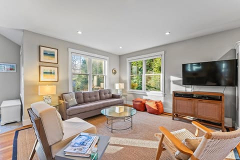 Modern Charming 4BR 3BA Retreat House in Vineyard Haven