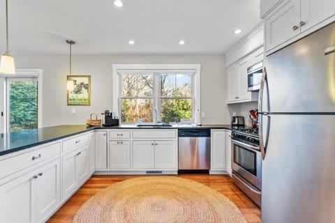 Modern Charming 4BR 3BA Retreat House in Vineyard Haven