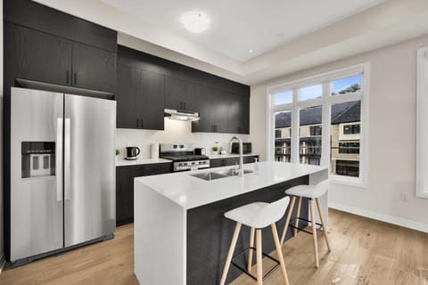 Modern Living in Vaughan - Brand New 3BR House Casa in Vaughan
