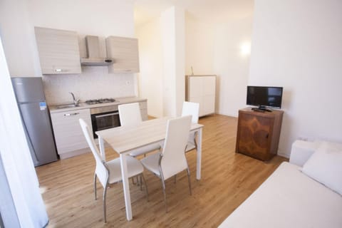 TV and multimedia, Kitchen or kitchenette, Dining area, oven, stove