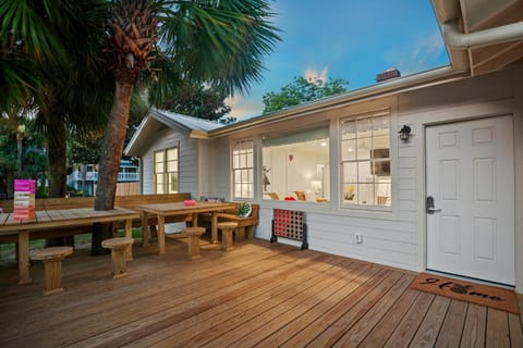 Pink Pearl By the Sea 6 Bedroom House in Tybee Island