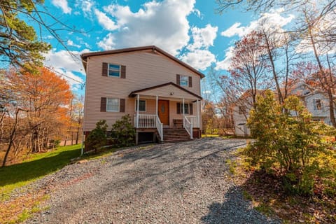 Cheerful 6 bedroom in the heart of Poconos Casa in Tunkhannock Township