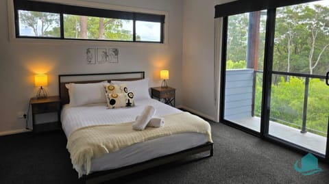 Lake Breeze - heated private pool Haus in Lake Macquarie