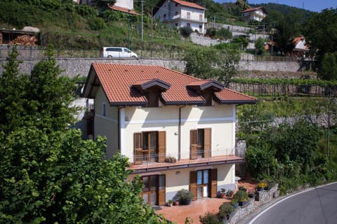 Facade/entrance, Area and facilities