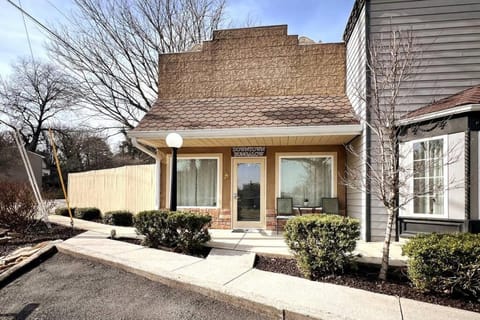 Haven at Hazel~Downtown Bungalow Apartment in Demorest
