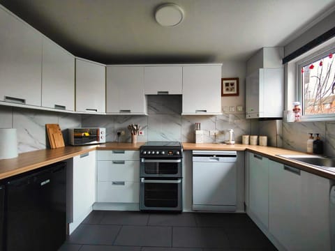 Kitchen or kitchenette, dishwasher, washing machine